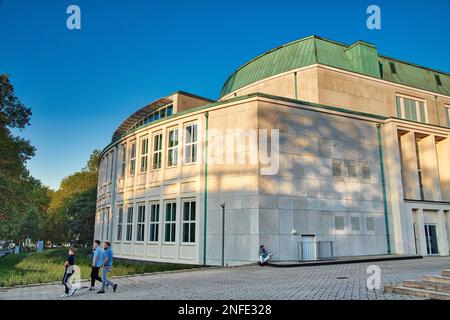 ESSEN, ALLEMAGNE - 20 SEPTEMBRE 2020: Les gens visitent le théâtre et l'orchestre philharmonique d'Essen (allemand: Théâtre et Philharmonie Essen) en Allemagne. Banque D'Images