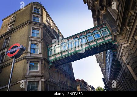 Pont de l'hôtel Charing Cross au-dessus de la rue Villiers Banque D'Images