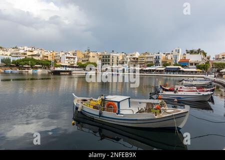 Agios Nikolaos, Crète, Grèce - 18 octobre 2020. Vue sur le lac Vouliamenis dans la ville d'Agios Nikolaus, Grèce Banque D'Images