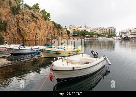 Agios Nikolaos, Crète, Grèce - 18 octobre 2020. Vue sur le lac Vouliagmeni dans la ville d'Agios Nikolaos, Grèce Banque D'Images