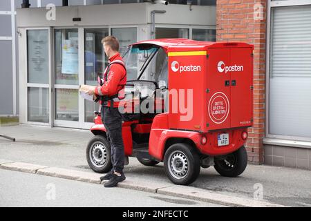 HAUGESUND, NORVÈGE - 22 JUILLET 2020 : Postman travaille son itinéraire dans un véhicule électrique Paxster à Haugesund. Posten Norge est le Norvégien P. Banque D'Images