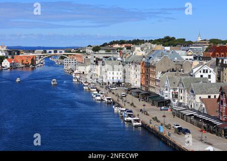 HAUGESUND, NORVÈGE - 22 JUILLET 2020 : Smedasundet Guest Harbour (gjestehavn) de la ville de Haugesund en Norvège. Haugesund est une ville de Rogaland région établir Banque D'Images