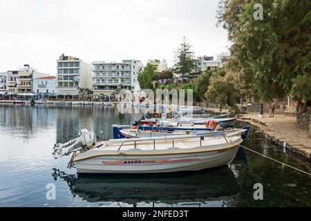 Agios Nikolaos, Crète, Grèce - 18 octobre 2020. Vue sur le lac Vouliagmeni dans la ville d'Agios Nicholas, Grèce Banque D'Images