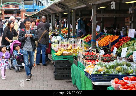 LEEDS, Royaume-Uni - 11 JUILLET 2016 : les gens visitent les marchés extérieurs de Leeds City au Royaume-Uni. Banque D'Images