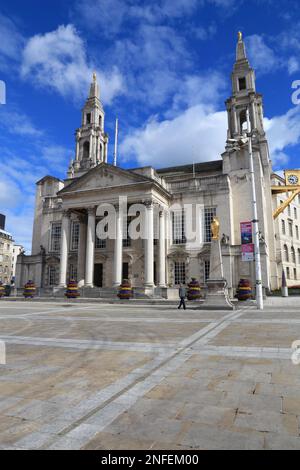 Leeds, Royaume-Uni - 12 JUILLET 2016 : les gens marchent à côté de Civic Hall à Leeds, Royaume-Uni. La zone urbaine de Leeds compte 1,78 million d'habitants. Banque D'Images