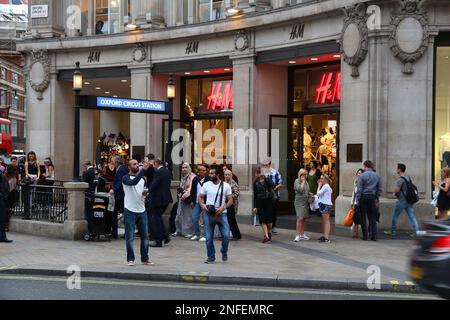 Londres, UK - 6 juillet 2016 : Les gens magasinent à Oxford Circus à Londres. Oxford Street (croisement Oxford Circus) a environ un demi-million de visite quotidienne Banque D'Images