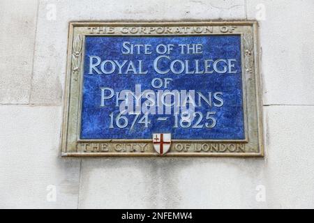 LONDRES, Royaume-Uni - 8 JUILLET 2016 : plaque bleue pour le Royal College of Physicians de Londres, Royaume-Uni. Il s'agit d'un organisme d'adhésion professionnel dédié à l'amélioration de Banque D'Images