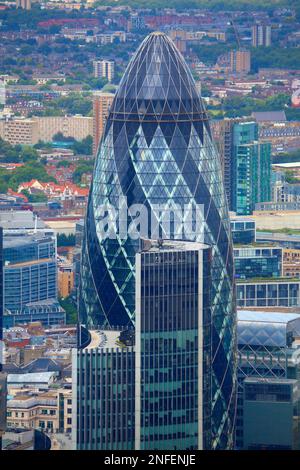 LONDRES, Royaume-Uni - 8 JUILLET 2016 : vue sur le bâtiment 30 St Mary Ax à Londres. Il a été achevé en 2003 et fait partie des plus hauts bâtiments de Londres (à 180 m). Banque D'Images
