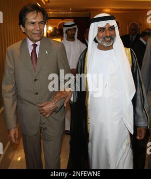 Image ©sous licence de Parsons Media. 23/07/2008. Abu Dhabi, Émirats arabes Unis. Ambassadeur du Pakistan aux Émirats arabes Unis H.E Ahsan Ullah Khan. Ambassadeur du Pakistan aux Émirats arabes Unis H.E Ahsan Ullah Khan avec H.H. Sheikh Nahyan et Bin Mubarak Al Nahyan ministre de l'enseignement supérieur des eau aux ambassadeurs quittant la fête à l'hôtel Hilton. Photo par Andrew Parsons / Parsons Media Banque D'Images