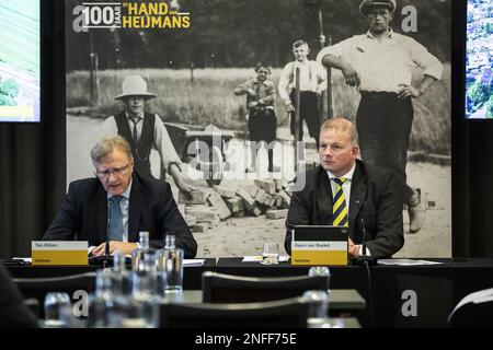 AMSTERDAM - le PDG ton Hillen et le directeur financier Gavin van Boekel lors de la conférence de presse sur les chiffres annuels de la société de construction Heijmans. ANP EVA PLEVIER pays-bas sortie - belgique sortie Banque D'Images