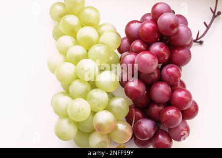 bouquet de raisins gros plan sur fond blanc, place pour le texte Banque D'Images