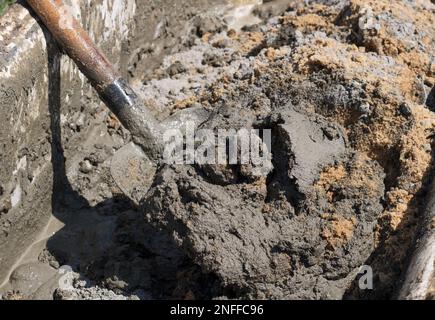 le béton est du ciment à pétrir avec du sable pour former du béton, du béton pour la construction Banque D'Images