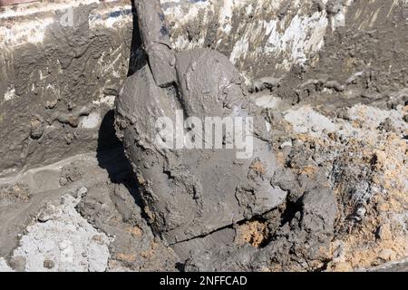 le béton est du ciment à pétrir avec du sable pour former du béton, du béton pour la construction Banque D'Images