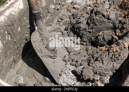 le béton est du ciment à pétrir avec du sable pour former du béton, du béton pour la construction Banque D'Images