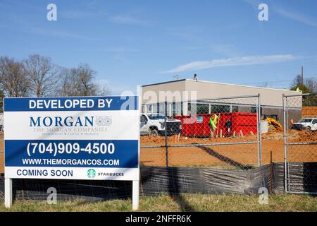 HICKORY, NC, USA-14 FÉV 2023 : un nouveau Starbucks en construction sur l'US 321 à Hickory. « Bucks » et logo au bas de l'affiche. Banque D'Images