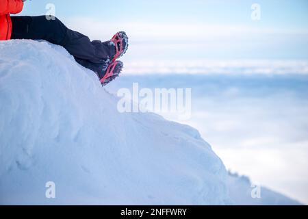 Femme avec des crampons pour chaussures. Randonnée, voyage, escalade. Banque D'Images