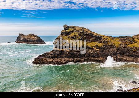 Le puits de lumière de Devil's Bellows à marée basse dans le port de Boscastle, Boscastle, Cornwall, Royaume-Uni Banque D'Images