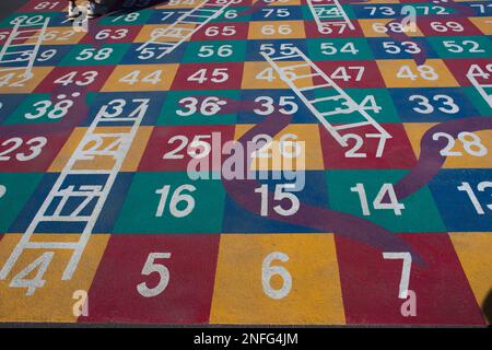 Jeu de hopscotch peint sur une route asphaltée. Les chiffres de la grille classique sont tirés sur le pavé. Un jeu passionnant pour les enfants. Banque D'Images