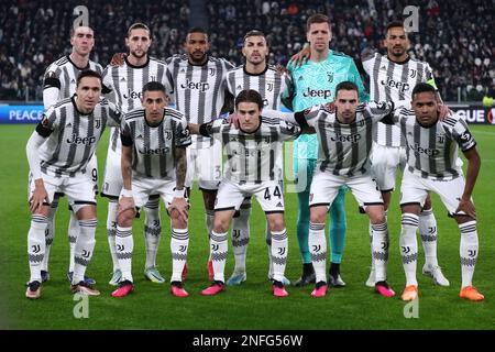 Les joueurs du Juventus FC posent pour une photo d'équipe avant la finale de l'UEFA Europa League un match entre le Juventus et le FC Nantes au stade Allianz de 16 février 2023 à Turin, en Italie Banque D'Images
