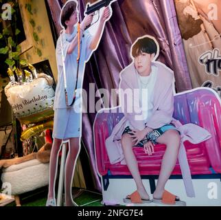 Séoul, Corée du Sud. 17 févr. 2023. Un café décoré pour célébrer l'anniversaire de J-Hope, membre du BTS, est vu à Séoul, en Corée du Sud. J-Hope atteint 29 sur 18 février 2023. Credit: Lee Jae-won/AFLO/Alay Live News Banque D'Images