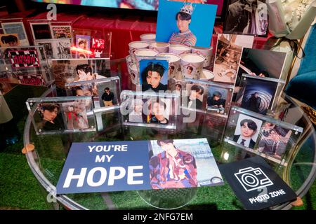 Séoul, Corée du Sud. 17 févr. 2023. Un café décoré pour célébrer l'anniversaire de J-Hope, membre du BTS, est vu à Séoul, en Corée du Sud. J-Hope atteint 29 sur 18 février 2023. Credit: Lee Jae-won/AFLO/Alay Live News Banque D'Images