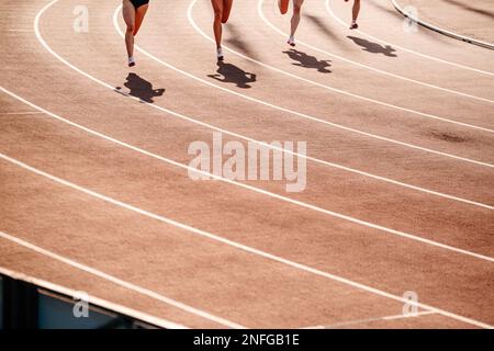 groupe de femmes athlètes course à pied du stade Banque D'Images