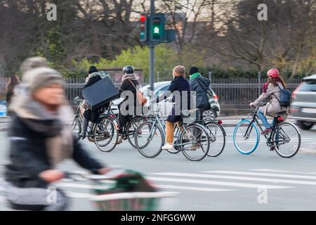 Conduire un vélo au Danemark Copenhague - temps froid Banque D'Images