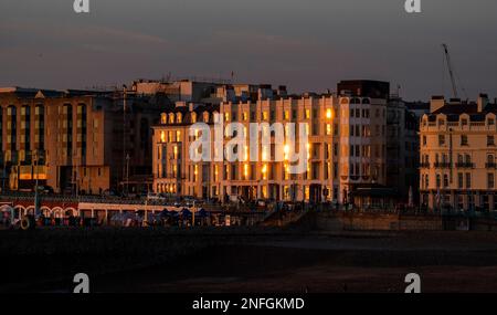 Le Queens Hotel sur le front de mer de Brighton avec le soleil se levant sur les fenêtres au coucher du soleil, Sussex, Angleterre Royaume-Uni Banque D'Images