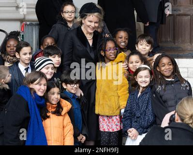 La reine Mathilde de Belgique pose avec un groupe d'écoliers après une messe spéciale pour commémorer les membres décédés de la famille royale belge, à l'onze-Lieve-Vrouwkerk - Eglise notre-Dame, à Laeken-Laken, Bruxelles, le vendredi 17 février 2023. BELGA PHOTO BENOIT DOPPAGNE Banque D'Images