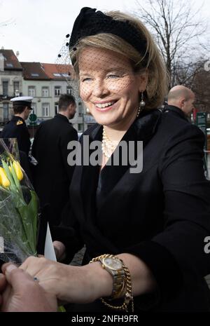 Reine Mathilde de Belgique photographiée après une messe spéciale pour commémorer les membres décédés de la famille royale belge, à l'onze-Lieve-Vrouwkerk - Église notre-Dame, à Laeken-Laken, Bruxelles, le vendredi 17 février 2023. BELGA PHOTO BENOIT DOPPAGNE Banque D'Images