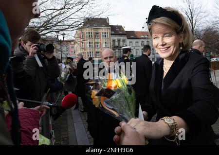 Reine Mathilde de Belgique photographiée après une messe spéciale pour commémorer les membres décédés de la famille royale belge, à l'onze-Lieve-Vrouwkerk - Église notre-Dame, à Laeken-Laken, Bruxelles, le vendredi 17 février 2023. BELGA PHOTO BENOIT DOPPAGNE Banque D'Images