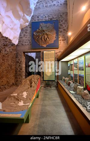 Exposition à l'intérieur du musée Guayabee, le musée archéologique présente des expositions sur l'activité humaine et volcanique à Gran Canaria Banque D'Images