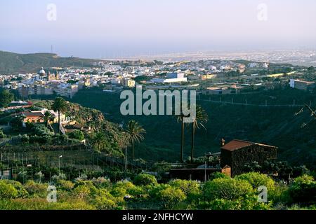 Surplombant les villes d'El Sequero et d'Ingenio dans les contreforts et en bas de la côte et de la mer à distance, Gran Canaria Banque D'Images