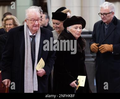 Le roi Albert II de Belgique, la princesse Claire de Belgique, la reine Paola de Belgique et le prince Laurent de Belgique photographiés lors d'une messe spéciale pour commémorer les membres décédés de la famille royale belge, à l'onze-Lieve-Vrouwkerk - Eglise notre-Dame, à Laeken-Laken, Bruxelles, le vendredi 17 février 2023. BELGA PHOTO BENOIT DOPPAGNE Banque D'Images