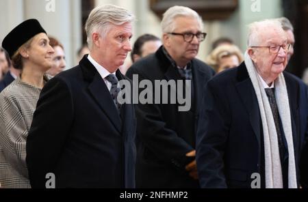 Princesse Claire de Belgique, Roi Philippe - Filip de Belgique, Prince Laurent de Belgique et Roi Albert II de Belgique photographiés lors d'une messe spéciale pour commémorer les membres décédés de la famille royale belge, à l'onze-Lieve-Vrouwkerk - Eglise notre-Dame, à Laeken-Laken, Bruxelles, le vendredi 17 février 2023. BELGA PHOTO BENOIT DOPPAGNE Banque D'Images