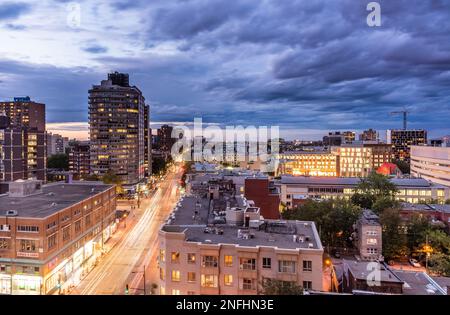 Montréal, Québec, Canada - 5 septembre 2020 : vue en soirée depuis le balcon de la rue Sherbrooke de Montréal, vers l'est. Banque D'Images