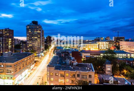 Montréal, Québec, Canada - 5 septembre 2020 : vue en soirée depuis le balcon de la rue Sherbrooke de Montréal, vers l'est. Banque D'Images