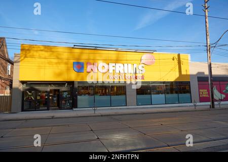 Toronto, Ontario, Canada-, 8 février 2023 : l'extérieur de l'épicerie pas de friteuses. Banque D'Images