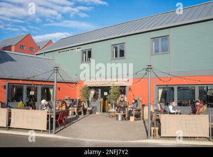 Personnes assises à l'extérieur de Radclifes café Bar à Bambul, Northumberland, Angleterre, Royaume-Uni Banque D'Images