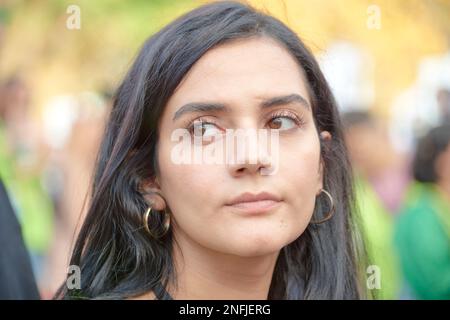 Photo de la tête d'une belle femme iranienne à Queens Park dans le centre-ville lors d'une manifestation en faveur des femmes iraniennes. Banque D'Images