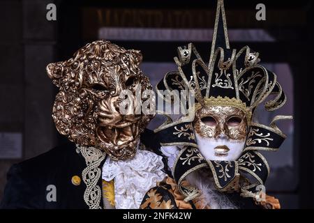 Venise, Italie. 16th févr. 2023. Les fêtards masqués posent pour un portrait à Venise, Italie, le 17 février 2023. Le Carnaval de Venise commencera sur 4 février et se terminera sur 21 février 2023 et sera intitulé ''Prenez votre temps pour les signes originaux'' (photo de Michele Maraviglia/NurPhoto) crédit: NurPhoto SRL/Alamy Live News Banque D'Images