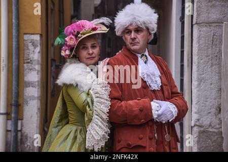 Venise, Italie. 16th févr. 2023. Les fêtards masqués posent pour un portrait à Venise, Italie, le 17 février 2023. Le Carnaval de Venise commencera sur 4 février et se terminera sur 21 février 2023 et sera intitulé ''Prenez votre temps pour les signes originaux'' (photo de Michele Maraviglia/NurPhoto) crédit: NurPhoto SRL/Alamy Live News Banque D'Images