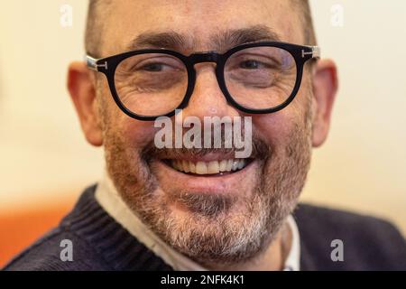 ROM, Italie. 15th févr. 2023. Le réalisateur allemand Edward Berger sourit lors d'une interview avec Deutsche presse Agentur aux Cinecitta film Studios de Rome, Italie. (Pour dpa, Berger, le directeur nommé aux Oscars, attend avec impatience les cérémonies de remise des prix) Credit: Oliver Weiken/dpa/Alamy Live News Banque D'Images