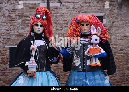 Venise, Italie. 16th févr. 2023. Les fêtards masqués posent pour un portrait à Venise, Italie, le 17 février 2023. Le Carnaval de Venise commencera sur 4 février et se terminera sur 21 février 2023 et sera intitulé ''Prenez votre temps pour les signes originaux'' (photo de Michele Maraviglia/NurPhoto) crédit: NurPhoto SRL/Alamy Live News Banque D'Images