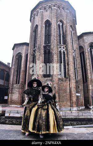 Venise, Italie. 16th févr. 2023. Les fêtards masqués posent pour un portrait à Venise, Italie, le 17 février 2023. Le Carnaval de Venise commencera sur 4 février et se terminera sur 21 février 2023 et sera intitulé ''Prenez votre temps pour les signes originaux'' (photo de Michele Maraviglia/NurPhoto) crédit: NurPhoto SRL/Alamy Live News Banque D'Images