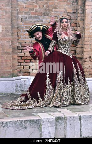 Venise, Italie. 16th févr. 2023. Les fêtards masqués posent pour un portrait à Venise, Italie, le 17 février 2023. Le Carnaval de Venise commencera sur 4 février et se terminera sur 21 février 2023 et sera intitulé ''Prenez votre temps pour les signes originaux'' (photo de Michele Maraviglia/NurPhoto) crédit: NurPhoto SRL/Alamy Live News Banque D'Images