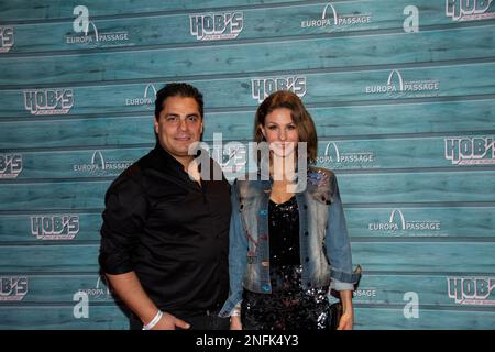 Silva Gonzalez und Stefanie Schanzleh BEI der HOB's Hut of Burger Opening Party in der Europa passage Hamburg. 15.02.2023 Banque D'Images