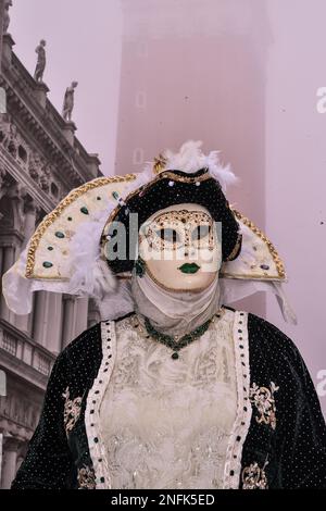 Venise, Italie. 16th févr. 2023. Un révélateur masqué pose un portrait à Venise, Italie, le 17 février 2023. Le Carnaval de Venise commencera sur 4 février et se terminera sur 21 février 2023 et sera intitulé ''Prenez votre temps pour les signes originaux'' (photo de Michele Maraviglia/NurPhoto) crédit: NurPhoto SRL/Alamy Live News Banque D'Images