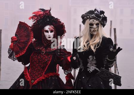 Venise, Italie. 16th févr. 2023. Les fêtards masqués posent pour un portrait à Venise, Italie, le 17 février 2023. Le Carnaval de Venise commencera sur 4 février et se terminera sur 21 février 2023 et sera intitulé ''Prenez votre temps pour les signes originaux'' (photo de Michele Maraviglia/NurPhoto) crédit: NurPhoto SRL/Alamy Live News Banque D'Images