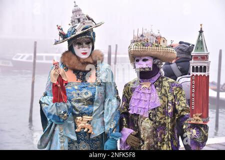 Venise, Italie. 16th févr. 2023. Les fêtards masqués posent pour un portrait à Venise, Italie, le 17 février 2023. Le Carnaval de Venise commencera sur 4 février et se terminera sur 21 février 2023 et sera intitulé ''Prenez votre temps pour les signes originaux'' (photo de Michele Maraviglia/NurPhoto) crédit: NurPhoto SRL/Alamy Live News Banque D'Images